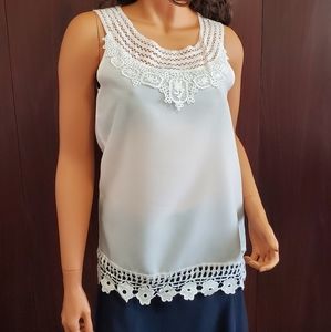HP🎉Pretty White Blouse With Lace Trim